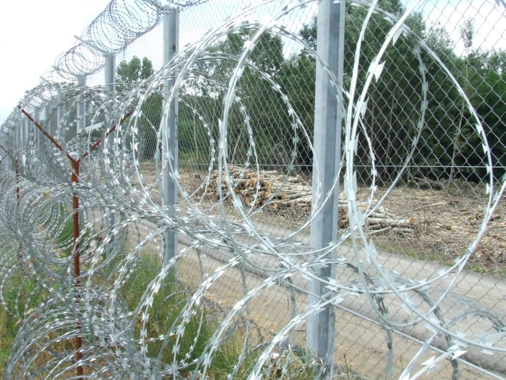 Ministarstvo odbrane Srbije kupuje žilet žicu za ograđivanje centara za migrante