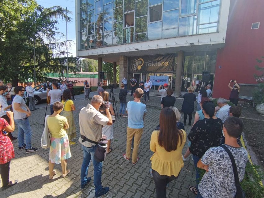 Protest zbog otpuštanja u RTV-u: Rukovodstvo da reši problem ili da podnesu ostavke