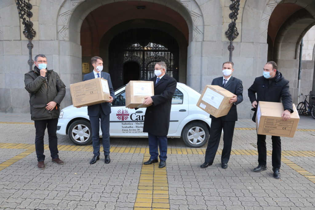 Vlada Mađarske donirala 8.000 zaštitnih maski za zaposlene u subotičkoj lokalnoj samoupravi