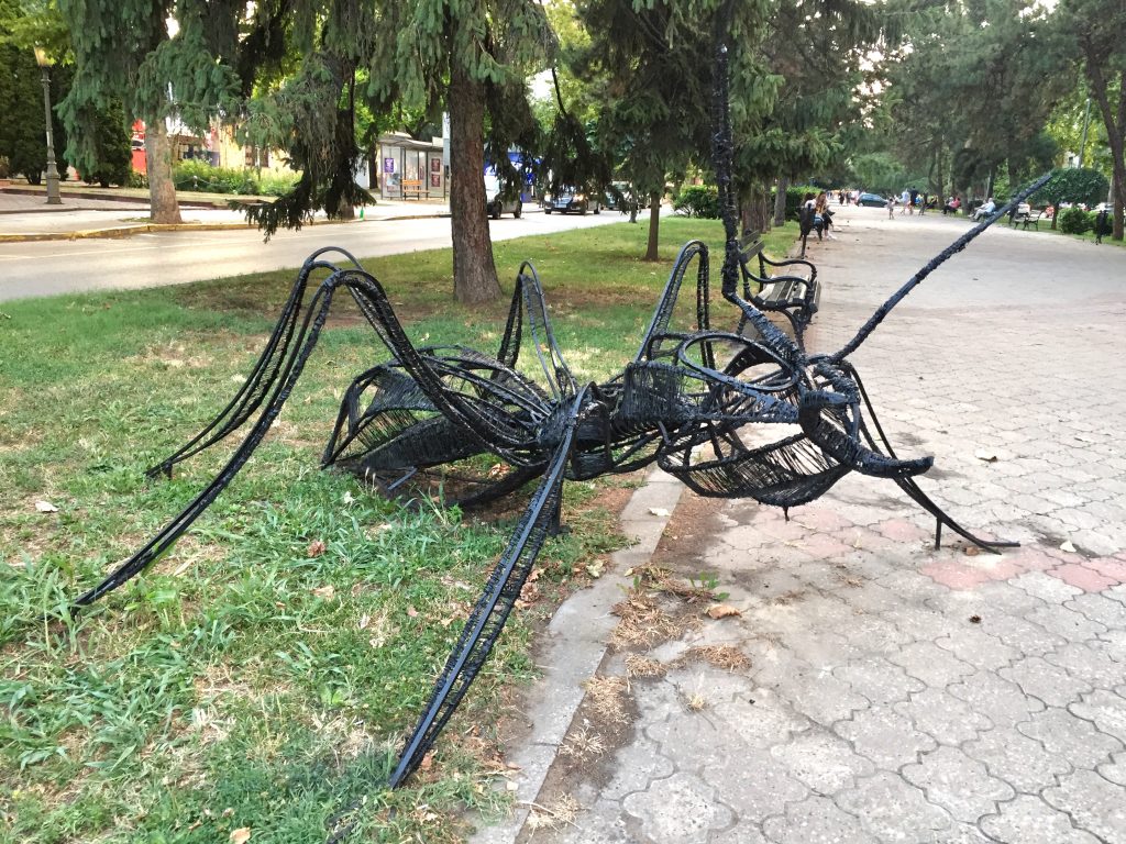 Popravljena i ofarbana skulptura eko mrava na Radijalcu