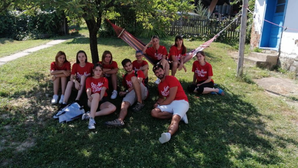 “Mladi istraživači Srbije” obeležili Međunarodni dan mladih u volonterskom kampu “Bašta može svašta”