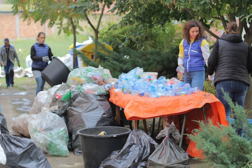 Kako su mladi iz Udruženja “EcoKarma” pokrenuli proces selektivnog prikupljanja otpada u Čantaviru: Naš cilj je da menjamo način razmišljanja ljudi o životnoj sredini